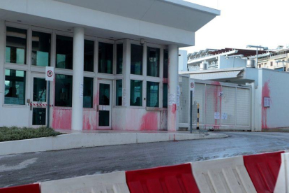 Miembros del grupo anarquista griego Rubicon lanzaron botellas y globos rellenos de pintura roja contra la embajada estadounidense en Atenas  en lo que calificaron de accion  contra el imperialismo americano  y en solidaridad con Siria.-EFE / PANTELIS SAITAS