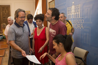 El alcalde de Zamora, Francisco Guarido, y el portavoz municipal socialista, Antidio Fagúndez, exponen el acuerdo alcanzado para gobernar el Consistorio zamorano.-ICAL