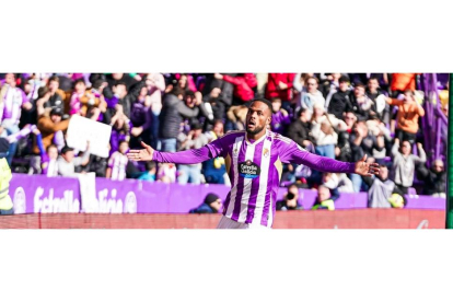 Cyle Larin celebra un gol con el Real Valladolid. / IÑAKI SOLA / RVCF