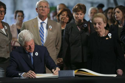 Bill Clinton, expresidente de EEUU, firma en el libro de condolencias ante la mirada de Madeleine Albright, exsecretaria de Estado de Estados Unidos.-Foto:   REUTERS / STOYAN NENOV