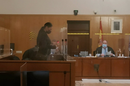 La acusada de 'estafa romántica' al inicio del juicio en la Audiencia de Valladolid. - E. PRESS