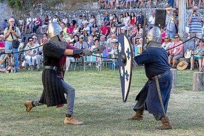 Dos nobles armados con espadas en medio de un combate en el monasterio de La Armadilla.-PABLO REQUEJO