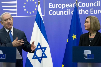 Benjamin Netanyahu junto a Federica Mogherini.-VIRGINIA MAYO/AP
