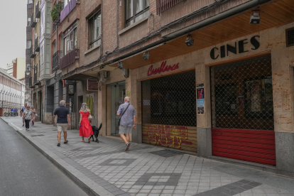 Calle de Leopoldo Cano con los cines Casablanca en imagen. -J.M. LOSTAU