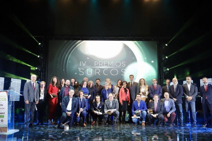 Foto de familia de galardonados y patrocinadores de los ‘Premios Surcos’ tras la gala celebrada ayer en el Teatro Castilal de Arévalo .-ICAL