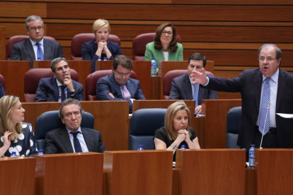 El presidente de la Junta, Juan Vicente Herrera, responde al portavoz socialista durante el pleno en las Cortes de Castilla y León-Ical
