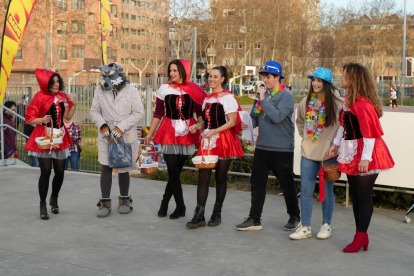 Desfile de disfraces en el Centro Cívico Canal de Castilla de Valladolid. -PHOTOGENIC.