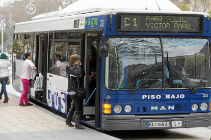 Autobús de Auvasa de la línea C1 en una parada del centro de Valladolid, en una imagen de archivo .-E.M.