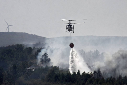 Un helicóptero arroja agua sobre el incendio en la cercanías de Palaciosmil (León)-Ical