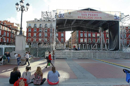 El escenario de la Plaza Mayor durante su instalación el jueves por la tarde-J. M. Lostau