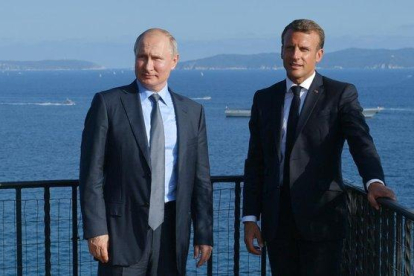 Macron y Putin durante el encuentro de hoy en la residencia veraniega del presidente francés.-AP / ALEXEI DRUZHININ