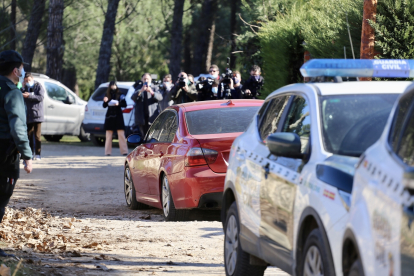 La Guardia Civil se lleva el vehÍculo BMW rojo del detenido por la desaparici?n de la mujer de Traspinedo (Valladolid). ICAL