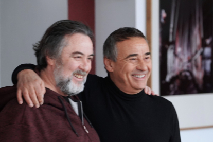 Eduard Fernández y Andrés Lima en la presentación de 'Todas las canciones de amor' en el Teatro Calderón.- ICAL