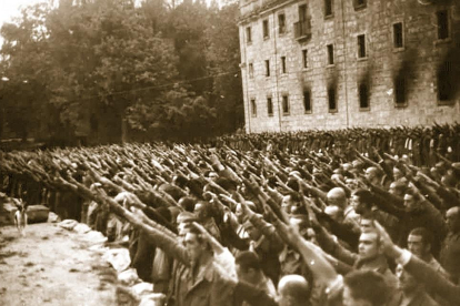 Había sesiones diarias de propaganda. En la foto, prisioneros formados y obligados a hacer el saludo fascista en San Pedro de Cardeña (Burgos)-BIBLIOTECA NACIONAL  DE ESPAÑA