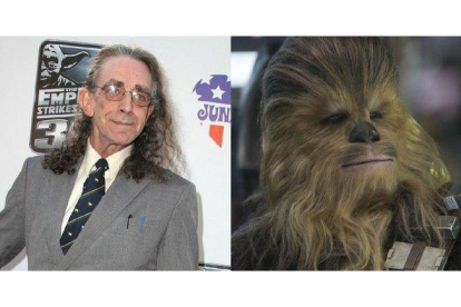 Peter Mayhew junto a su caracterización como Chewbacca en Star Wars.-