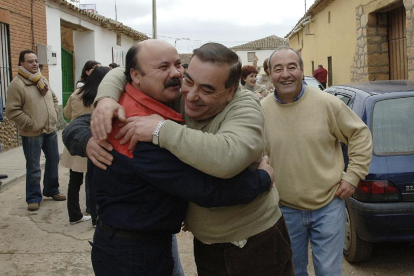 Un vecino abraza al panadero de Villardefrades.-J.M.LOSTAU