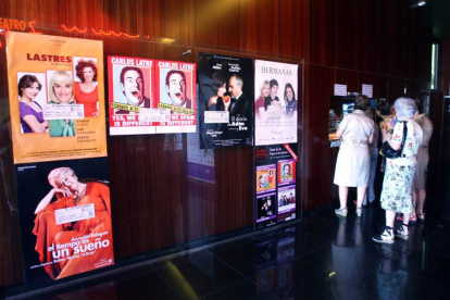 Un grupo de mujeres adquiere entradas para espectáculos en el Teatro José Zorrilla-Ical