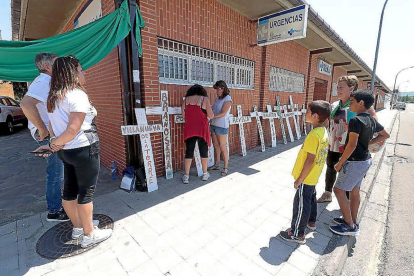 Imagen de la protesta de los vecinos de Barruelo de Santullán a la puerta del centro de Aguilar de Campoo.-ICAL