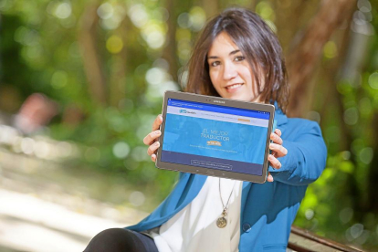 La emprendedora Lourdes Yagüe muestra Hello Translator en el Campo Grande de Valladolid.-PHOTOGENIC