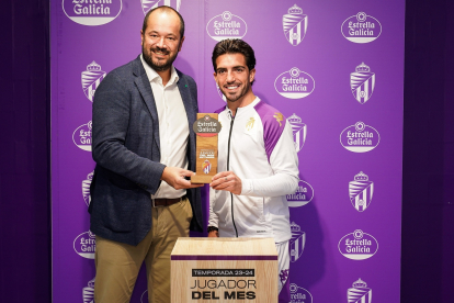 Monchu,  recibiendo el premio Jugador Estrella Galicia del mes de septiembre. / RVCF