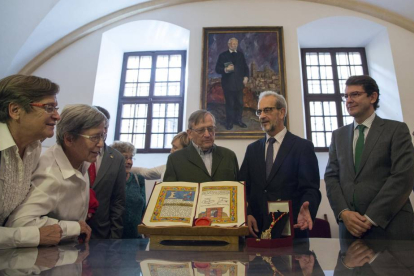 Varios nietos del escritor junto al alcalde de la ciudad, Alfonso Fernández Mañueco (D) y al rector Daniel Hernandez Ruiperez (2D)-Ical