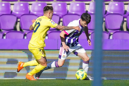 Toni Villa encara a Rubén Peña en el último duelo entre ambos equipos en 2021. / RV