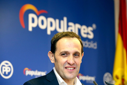 Conrado Íscar presenta su candidatura a la presidencia provincial del PP, ayer en la sede de Alcalleres. ICAL