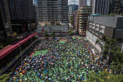 Manifestantes en una de las protestas convocadas este lunes, jornada de huelga generan en Hong Kong.-AFP