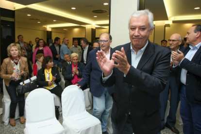 El vicesecretario nacional para asuntos territoriales del Partido Popular, Javier Arenas, a su llegada al encuentro con cargos y simpatizantes del partido en Ponferrada.-ICAL