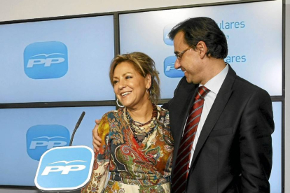 Martínez Maillo abraza a Valdeón el día que fue designada como candidata a la Alcaldía de Zamora en 2011-Ical