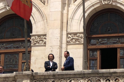 Marian Bocek y Óscar Puente, en el balcón del Ayuntamiento de Valladolid.-E. M.