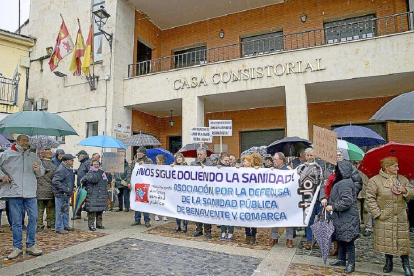 Vecinos de la comarca durante la protesta.-ICAL