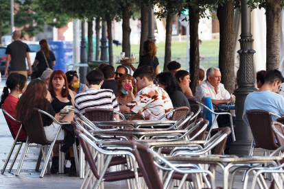 Gente en una terraza de Valladolid.-  MIGUEL ÁNGEL SANTOS