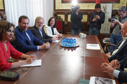 La ministra María Jesús Montero, Óscar Puente y Manuel Saravia frente a Mariam Bocek y Andy Palmer, en la reunión del Ayuntamiento de Valladolid.-E. M.