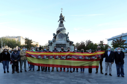 Una veintena de personas se congrega junto al monumento a Colón en Valladolid para evitar actos vandálicos por el Día de la Hispanidad