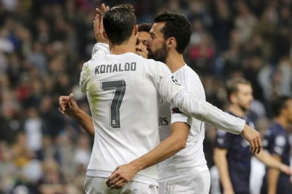 Arbelona y Cristiano se abrazan tras el primer gol del Madrid, ayer.-BALLESTEROS / EFE