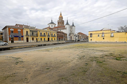 Plaza Mayor de Rueda, un solar recientemente expropiado por el Ayuntamiento y que será urbanizado.-J.M. LOSTAU