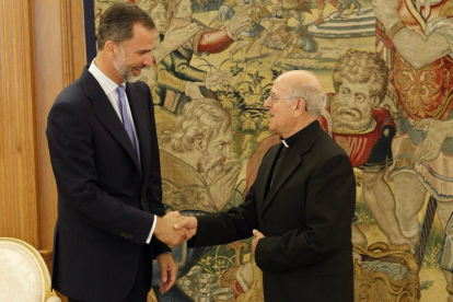 El rey Felipe VI recibe a Ricardo Blázquez, cardenal arzobispo de Valladolid y presidente de la Conferencia Episcopal.-ICAL