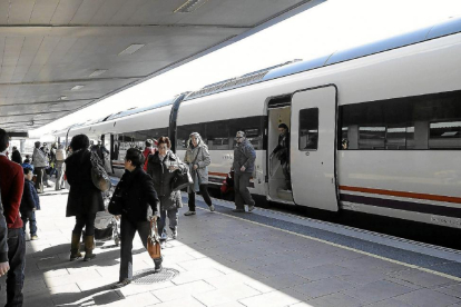 Varios pasajeros se apean de un tren, en una imagen de archivo.-E. M.