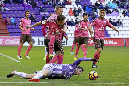 Juan Villar, que fue expulsado en el minuto 78 por doble amonestación, cae en el área ante la presencia de varios jugadores del Tenerife.-PABLO REQUEJO (PHOTOGENIC)