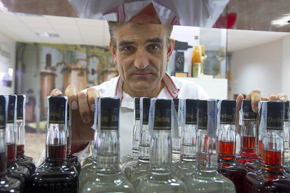 Jerónimo Panizo, propietario de Orujos Panizo, tras una serie de botellas.-M. DENEIVA