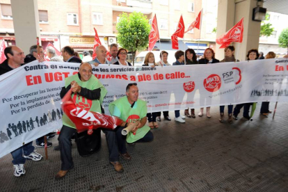 Una treintena de personas de las secciones sindicales de la Junta de Castilla y León, FSP-UGT Valladolid, participan en una campaña a pie de calle 'Contra el deterioro de los Servicios Públicos'-ICAL