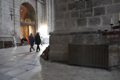 Radiador en el interior de la Catedral de Valladolid. -ICAL