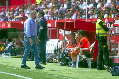 Paco Herrera se lamenta tras una de las jugadas de la goleada sevillista a su equipo.-PHOTO-DEPORTE