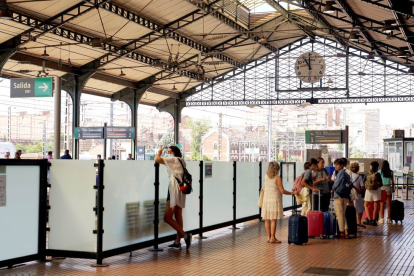 Viajeros esperan la llegada de un tren en la Estación Campo Grande de Valladolid, en una foto de archivo. ICAL