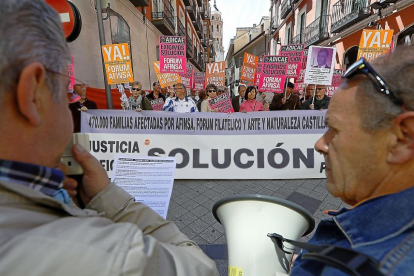 Un grupo de afectados por el Fórum Filatélico protesta junto a su antigua oficina, en la Calle Regalado.-J.M. LOSTAU
