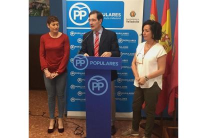 El portavoz del Grupo Popular, Jesús Enríquez, ha detallado estas mociones, acompañado por la concejal Mayte Martínez-EUROPA PRESS
