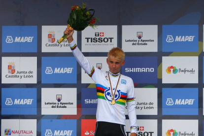El campeón del Mundo contrarreloj masculina junior del Mundial de Ciclismo de Ponferrada, Lennard Kamina, cebra su victoria en el pódium-Ical