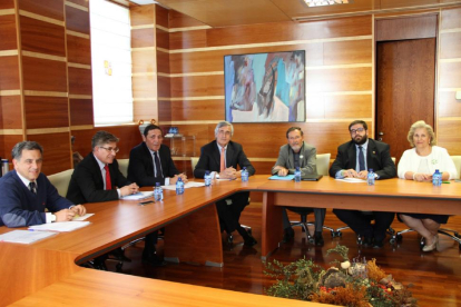 Reunión del consejero de Sanidad, Antonio María Sáez, con el alcalde, el presidente de la Diputación y responsables de la AECC de Ávila.-ICAL
