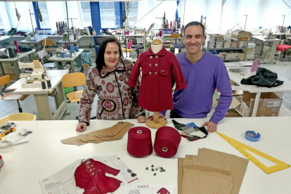 Manoli y Raúl Escudero, en su taller de Coreses, con un abrigo como el que lleva la princesa Charlotte.-EL MUNDO
